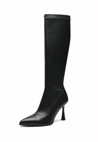 Stivale nero fino al ginocchio realizzato in pelle liscia, con punta affilata e tacco a stiletto sottile, con cuciture visibili lungo le cuciture.