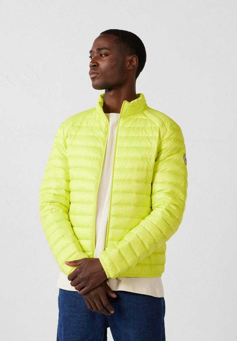Neon-gelbe Stepp-Jacke mit Reißverschluss vorne, gesteppter Gestaltung und hohem Kragen. Verfügt über elastische Bündchen und ein Logodetail am Ärmel.