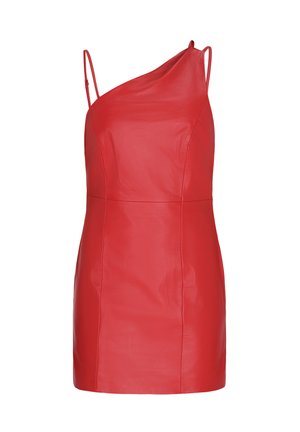 Punainen nahkainen minimekko epäsymmetrisellä kaula-aukolla ja ohut olkaimet, joissa on sileä pinta ja tiukka siluetti.