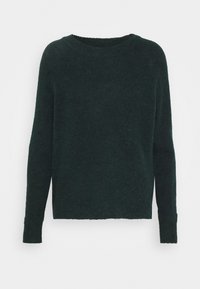 Tmavě zelený pletený svetr s kulatým výstřihem, dlouhými rukávy a volným střihem. Textura působí měkká a mírně chlupatá.
