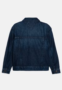 Giacca in denim blu scuro con colletto classico, maniche lunghe e polsini con bottoni. Il retro presenta un giogo centrale e cuciture pronunciate.