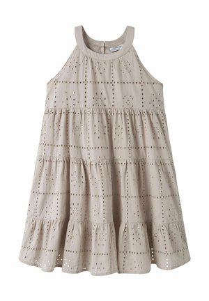 Robe beige sans manches avec col montant et jupe à volants, ornée de motifs floraux découpés brodés dans un motif en grille à carreaux.