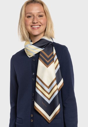 Foulard en soie avec motif chevron en bleu marine, crème, bleu clair et marron. Texture douce, forme triangulaire, porté autour du cou.