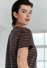 Next SHORT SLEEVE CREW NECK   REGULAR FIT - Marškinėliai su spaudiniu - tan brown navy blue
