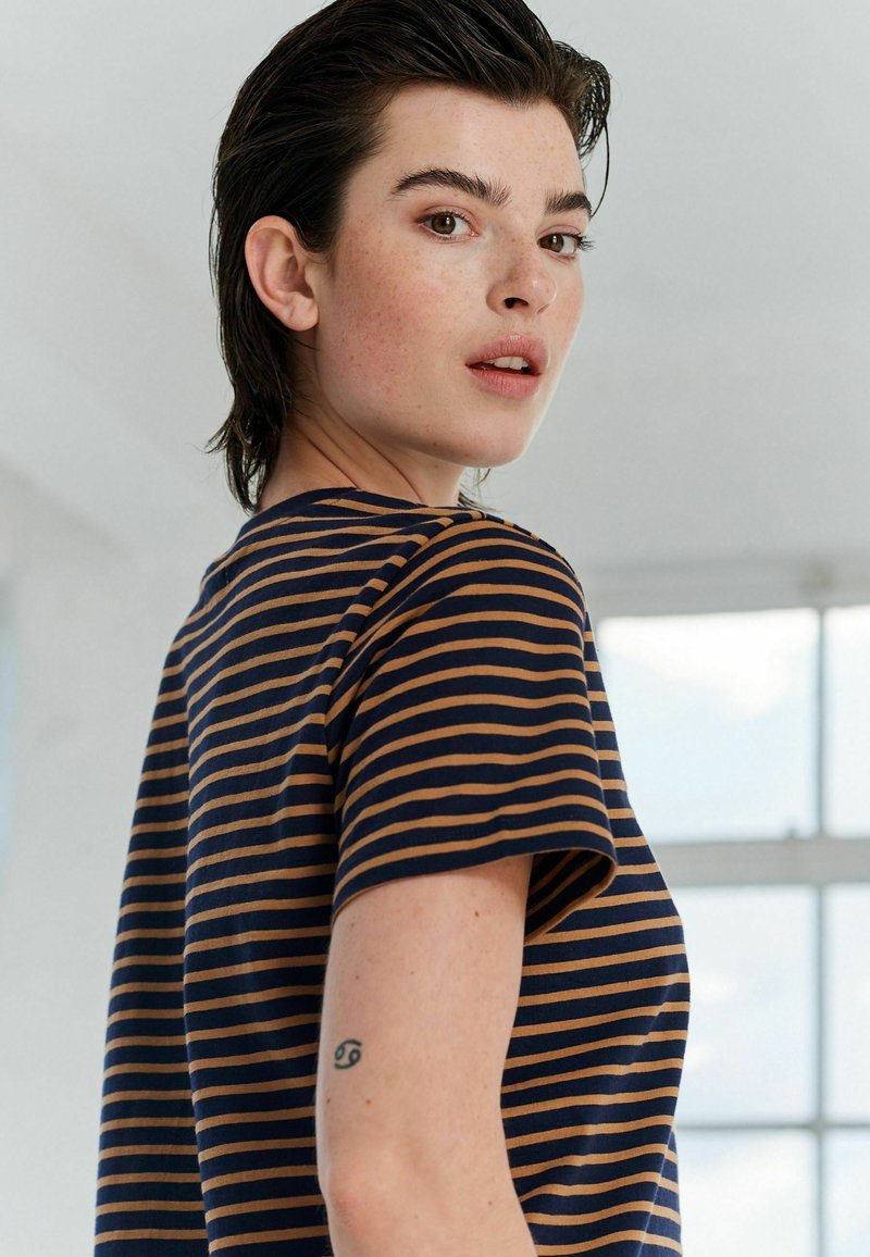 Next SHORT SLEEVE CREW NECK   REGULAR FIT - Marškinėliai su spaudiniu - tan brown navy blue