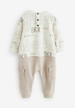 Completo beige a due pezzi composto da una maglietta color crema con motivi in testo marrone e pantaloni beige con tasche cargo, realizzato in un tessuto morbido.