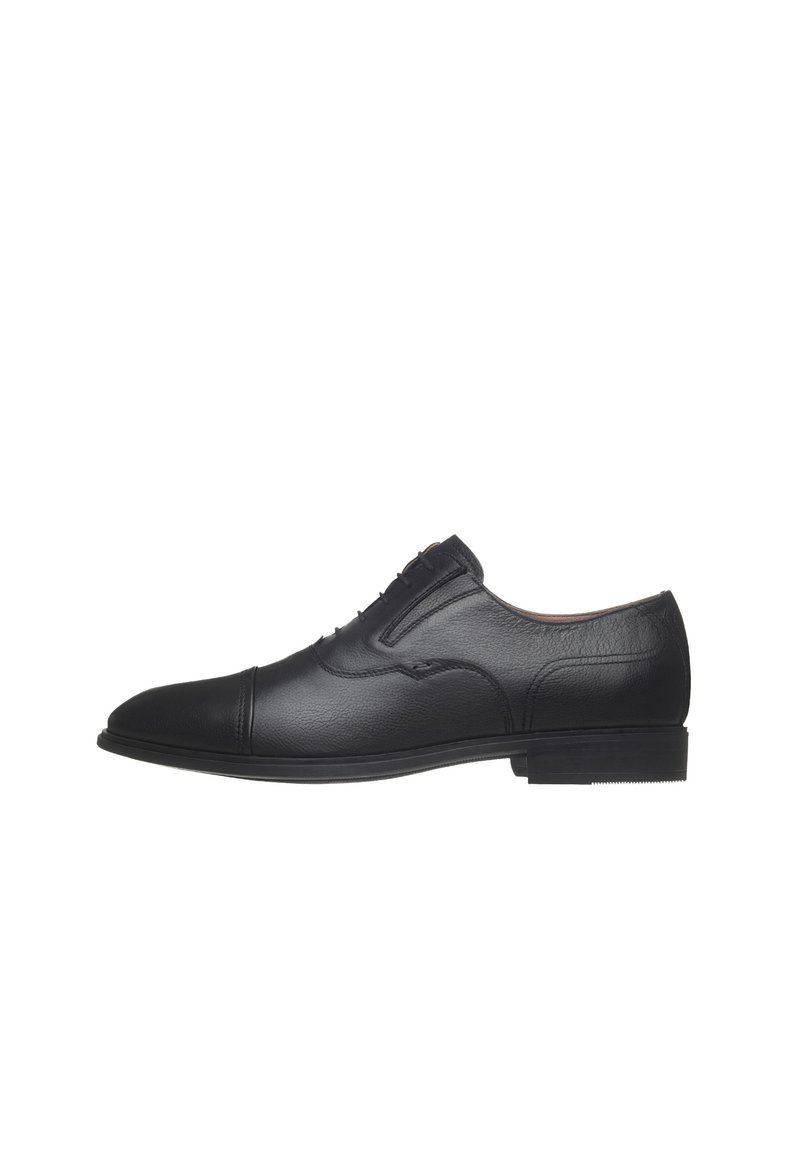 Chaussure habillée en cuir noir avec une texture lisse, détails de bout cap, design à lacets et semelle en caoutchouc durable. Forme classique et épurée.