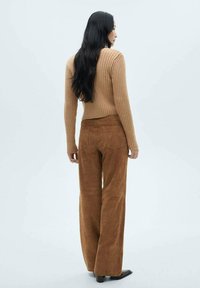 Mango V-NECK - Vesta na kopčanje - brown