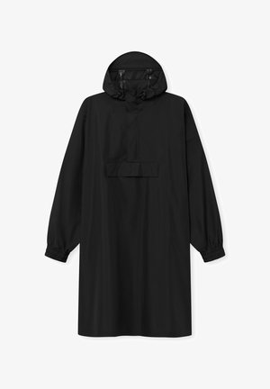 Fekete esőkabát kapucnival, hosszú ujjakkal, elasztikus mandzsettákkal és elülső zsebbel. Simább, vízálló anyagból készült.