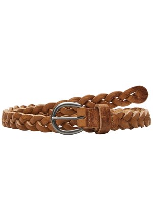 Bruine gevlochten leren riem met een zilverkleurige metalen gesp, lus en gestikte leren details op een witte achtergrond.