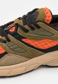 ARKK Copenhagen GRAVITY UNISEX - Sportbačiai - bright orange/army