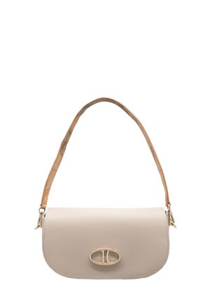 Borsa beige con una sottile tracolla marrone chiaro con texture e una fibbia ovale dorata con il numero 10 sulla patta frontale.