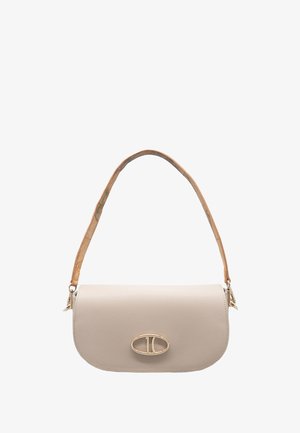 Borsa beige con una sottile tracolla marrone chiaro con texture e una fibbia ovale dorata con il numero 10 sulla patta frontale.