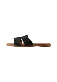 Svart mocka slid sandal med två breda remmar och en platt brun gummisula, som erbjuder en mjuk yta och en minimalistisk design.