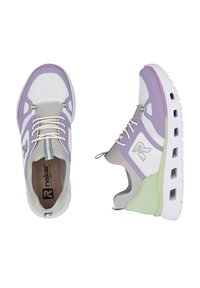 Para lekkich butów sportowych w kolorach białym, lawendowym i miętowozielonym z białymi podeszwami i sznurowanym zapięciem, widocznych z góry i z boku.