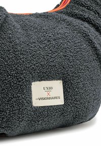 Borsa in tessuto color carbone con una texture morbida, dotata di una cerniera arancione e di un'etichetta bianca con il marchio sul lato.