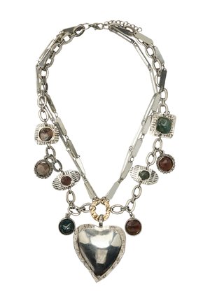 Srebrny naszyjnik z wieloma łańcuszkami, z dużym wisiorkiem w kształcie serca, ozdobiony kolorowymi kamieniami w różnych kształtach oraz teksturowanymi ogniwami.
