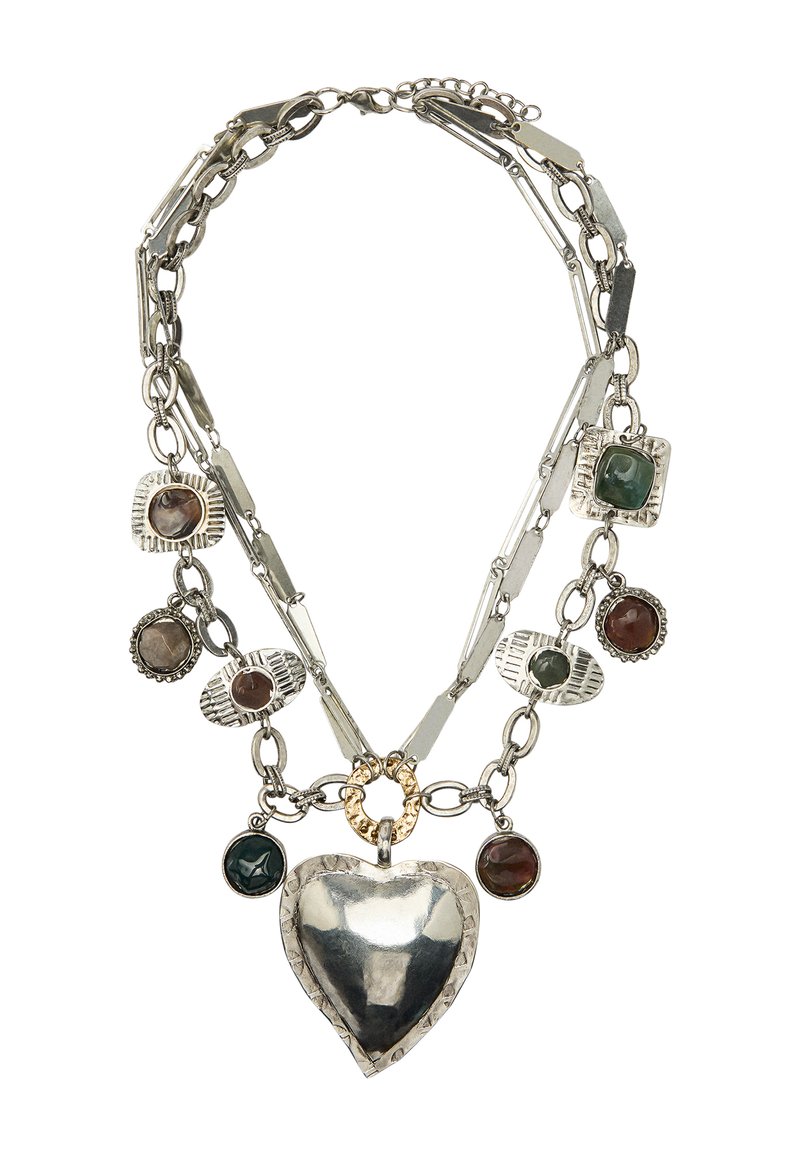 Srebrny naszyjnik z wieloma łańcuszkami, z dużym wisiorkiem w kształcie serca, ozdobiony kolorowymi kamieniami w różnych kształtach oraz teksturowanymi ogniwami.