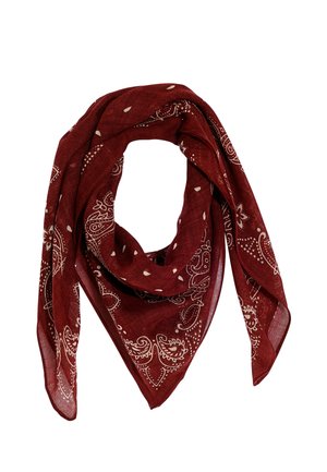 Pañuelo rojo oscuro con patrones blancos de paisley y pequeñas formas de lágrima, doblado en un lazo triangular sobre fondo blanco.