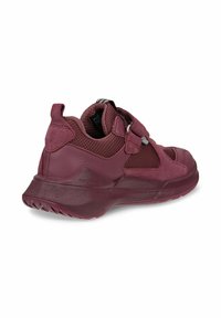 Bordowe sportowe sneakersy z siateczkowymi i zamszowymi panelami, grubą podeszwą, paskiem na rzep i pętelką z tyłu, na białym tle.