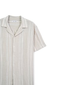 Camicia beige a maniche corte realizzata in tessuto testurizzato, con strisce verticali più chiare, colletto a scollo a V e chiusura con bottoni.
