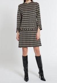 Ana Alcazar Stickad klänning - black