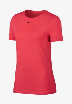 Červené sportovní tričko s krátkým rukávem, černé logo Nike ve tvaru háčku na hrudi, kulatý výstřih a látka odvádějící vlhkost.