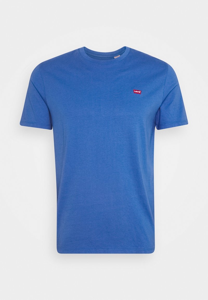 T-shirt en coton bleu avec un col rond, des manches courtes et un petit logo rouge Levi's sur la poitrine gauche. Texture lisse, coupe standard.