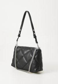 Svart vadderad läderhandväska med kedjesnodd. Har en strukturerad form och slät textur. Justerbar axelrem med metalliska detaljer.