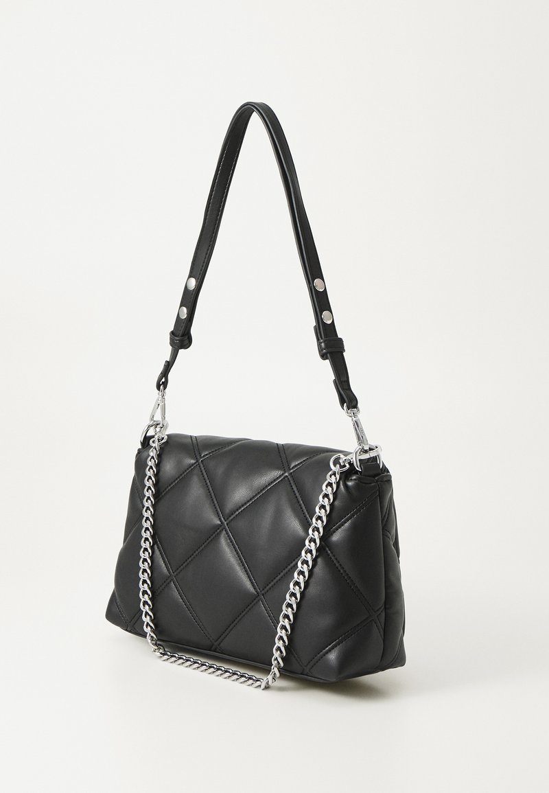Schwarze gesteppte Lederhandtasche mit einer Kettenriemen. Hat eine strukturierte Form und eine glatte Textur. Verstellbarer Schulterriemen mit metallischen Akzenten.