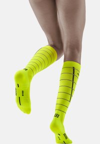 CEP REFLECTIVE COMPRESSION - Calzettoni - neon yellow