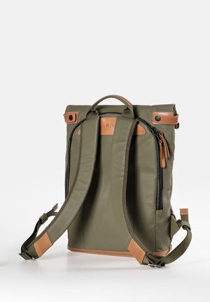 Olivgrüner Rucksack mit braunen Lederelementen, zwei verstellbaren Trägern, einem oberen Griff und einer Reißverschlusstasche auf der Vorderseite, aus strapazierfähigem Stoff gefertigt.