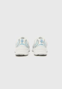 Weiße Sneaker mit Obermaterial aus Mesh und Synthetik, hellblauen Akzenten, abgerundeter Ferse und strukturiertem Profil. Zwei blaue Streifen auf der Rückseite.