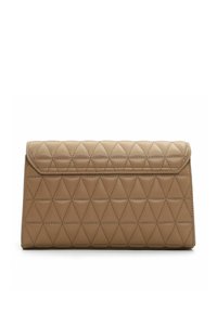 Borsa a pochette in pelle trapuntata color tan, caratterizzata da un motivo triangolare, chiusura a patta e cuciture ordinate lungo i bordi. Texture liscia nel complesso.