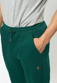 U.S. Polo Assn. TERKEL - Treniņtērpa apakšdaļas - rain forest