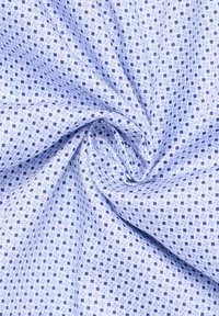 Helles blaues Gewebe mit einem kleinen quadratischen Muster in dunklerem Blau, aus glattem Material gefertigt, das eine weiche Textur und einen subtilen Glanz aufweist.