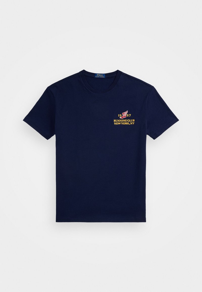 Marineblå bomull T-skjorte med korte ermer, med en rød vinge-logo og gul tekst "1967 RUNNING CLUB NEW YORK, NY" brodert på brystet.