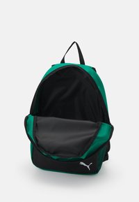 Sac à dos vert et noir avec une ouverture zippée, doublure intérieure noire, et un logo Puma bien en vue à l'avant. Tissu texturé avec une forme structurée.