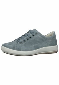 Baskets en suede gris clair avec un profil bas, un bout rond, six œillets et une semelle en caoutchouc blanche. Surface texturée et collier rembourré.