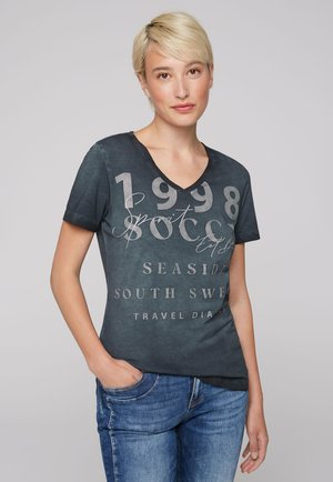 Soccx SOCCX T-SHIRT MIT V-AUSSCHNITT UND WORDING PRINT - Print T-shirt - blue navy