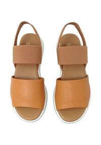 Sandali in eco-pelle beige con due ampie cinghie elastiche e suola in gomma bianca, caratterizzati da una texture liscia e design open-toe.