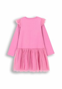 Długa sukienka z różowego materiału z tiulowym dołem, z falbaniastymi akcentami na ramionach i marszczonym detalem w talii.