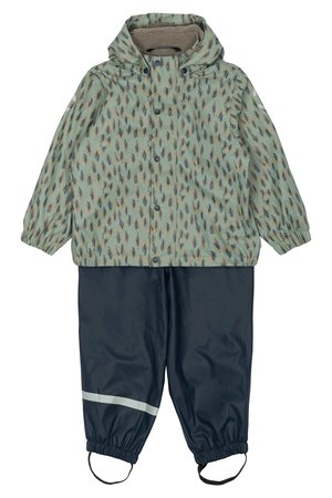 Completo impermeabile a due pezzi composto da una giacca verde chiaro con motivo a foglia e pantaloni blu navy con una striscia riflettente e polsini elasticizzati.