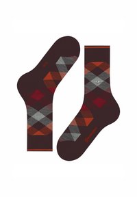 Des chaussettes argyles marron présentent un motif géométrique de losanges gris, orange et rouge, mettant en valeur un design à la fois élégant et coloré.