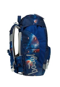 Modrý batoh s designem inspirovaným vesmírem, obsahující planety a hvězdy, vyrobený z odolné tkaniny. Obsahuje šedé popruhy a detailní kování.
