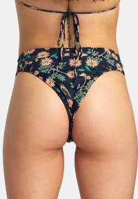 Höga bikinitrosor i marinblått med ett blommönster i rosa och grönt. Materialet är smidigt med en åtsittande passform och knytdetalj.