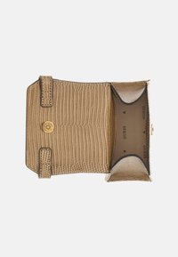 Guess MINI SESTRI EFFETTO COCCO - Rankinė - beige multi