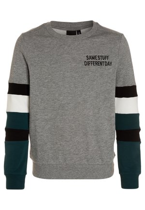 Szary sweatshirt z okrągłym dekoltem, z napisem "TA SAMO, INNY DZIEŃ". Długie rękawy zdobione czarnymi, białymi i turkusowymi paseczkami. Wykonany z mieszanki bawełny.