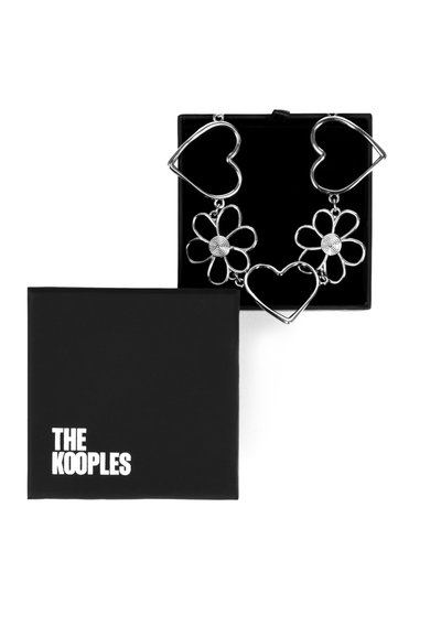 Sølvtonede øreringe med hjerte- og blomstermotiver, med en glansfuld finish og intrikate spiraler; præsenteret i en sort æske med branding.