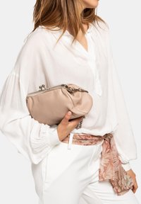 Bata Delninukė - nude